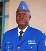 Le  G&eacute;n&eacute;ral de Brigade A&eacute;rienne Souleymane Salou a &eacute;galement suivi une longue s&eacute;rie de stages  couronn&eacute;s de qualifications. On citera, les stages  de B 737 Captain training Lasham UK (mars 1998),  de Qualification Pilote CDB T43A (B737-200) Mather Air Force Base US Air Force (Sacremento California USA, en juin 1991) ; Luftfahrzeugf&uuml;hrergrad Command Pilot LTG 62 German Air Force (septembre 1988) ; Certificat d'aptitude aux fonctions de premier pilote bimoteur Arm&eacute;e de l'Air Fran&ccedil;aise ; Qualification BE 90 CIPRA DINARD France ; Qualification Fokker F 27J CIPRA DINARD (France) ; Certificat de Langue Anglaise Lacland AFB US Air Force (SAN ANTONIO TEXAS-USA) ; B 737 Captain Training, Western Airlines (USA) ; Qualification Pilote CDB C-130 Little Rock Air Force Base (Little Rock Arkansas -USA) ; Undergraduated Pilot Training Reese AFB US Air Force Lubbock (Texas-USA) ; Qualification Copilote B737-200 Air Alg&eacute;rie ; Qualification Copilote C-130 Lockheed Georgia, USA ; Lutfahrzeugf&ugrave;hrergrad 3 Standard Pilot LTG 62, German Air Force Wunstorf (Germanie) et  Brevet de Pilote Avion L&eacute;ger 1er degr&eacute; Ecole Royale de l'air (Maroc). Pilote confirm&eacute; et chevronn&eacute;, le nouveau Chef d'Etat Major g&eacute;n&eacute;ral des Arm&eacute;es compte &agrave; son actif  plus de 8000 heures de vol.